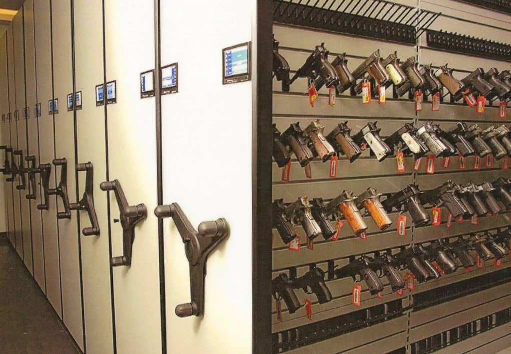 Amélioration de la sécurité des armes grâce à la RFID : armoires intelligentes, antennes UHF et suivi en temps réel