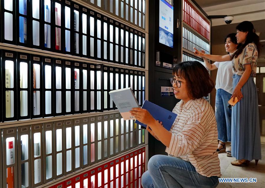 Gestion intelligente des bibliothèques : la RFID permet l’emprunt et le retour en libre-service, ainsi qu’un suivi rapide des stocks.
