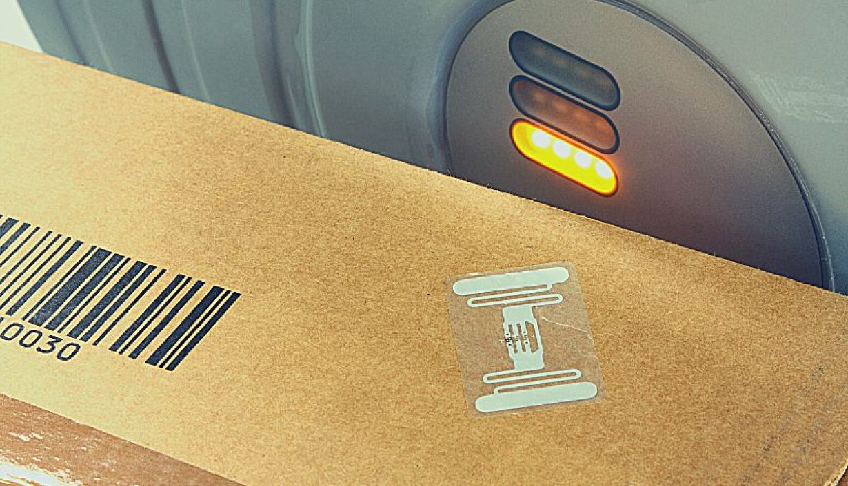 Amélioration anti-contrefaçon : la RFID simplifie et fiabilise l’authentification des produits de luxe.