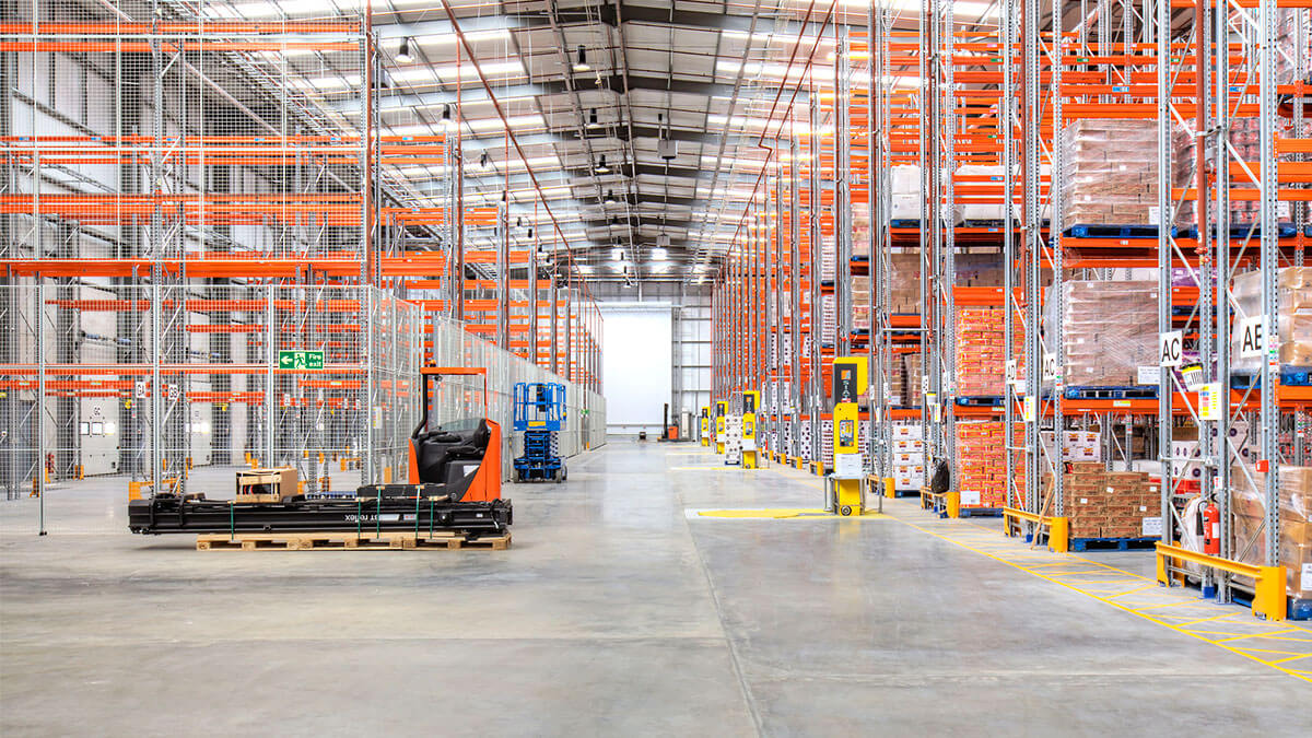 Gestion des stocks d'entrepôt par RFID : avantages, applications et guide de mise en œuvre