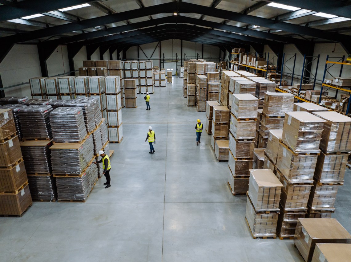 Comment la RFID améliore la précision des stocks en entrepôt