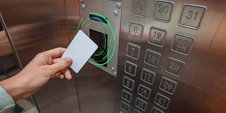Maintenance des ascenseurs alimentée par RFID